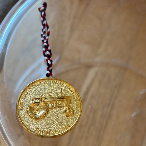 NIB International Harvester 1/16 Farmall 460 Precision Series Collector - Picture 13 of 16